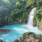 la-cascade-du-rio-celeste-dans-le-parc-national-du-volcan-tenorio-costa-rica