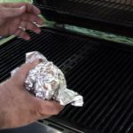 de-gunk-your-dirty-grill-grates-with-aluminum-foil.1280×600