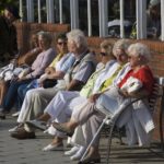 Senioren auf Sitzbank, Grömitz, Deutschland